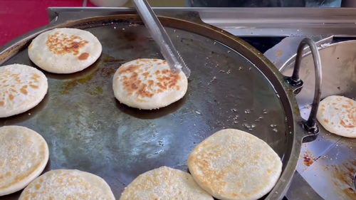 集合了糖包 燒餅 火燒口味的早點食品,用特制的爐子烤出來,這個香